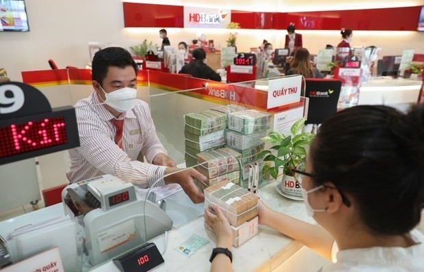 Commercial banks continue to cut deposit interest rates