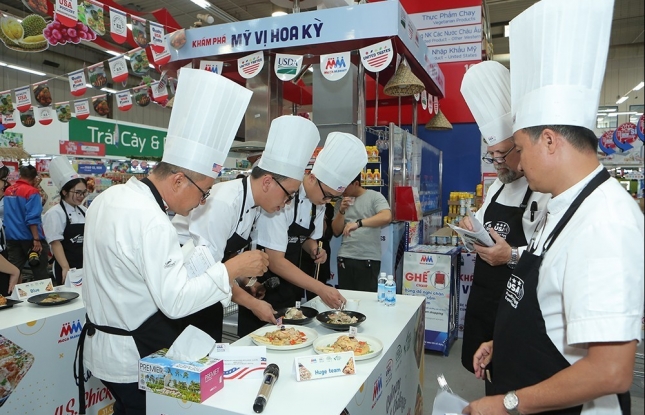 Foreign food seeks to win over tastes of Vietnamese people