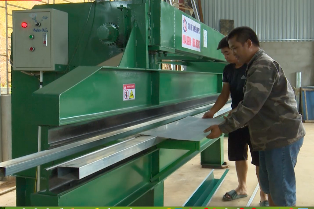 Industry promotion programs have helped many rural industrial producers in Hoa Binh Province apply advanced machinery and equipment - photo: Hong Duyen