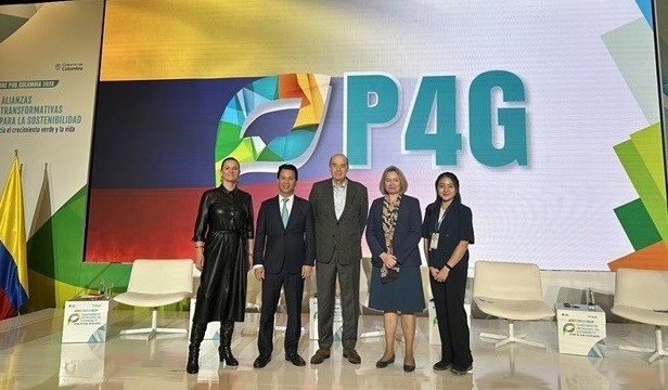 Vietnamese Minister of Natural Resources and Environment Dang Quoc Khanh (second from left) and other delegates to the third P4G Summit in Bogota, Colombia. (Source: Ministry of Natural Resources and Environment )