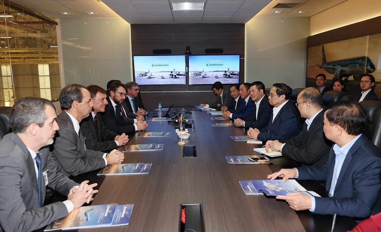 Prime Minister Pham Minh Chinh visits the Embraer Aerospace Corporation headquartered in São José dos Campos city of  São Paulo, Brazil - photo: VNA