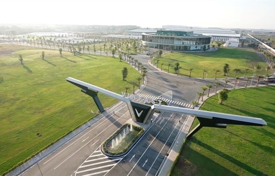 Vingroup chairman donates battery company to VinFast