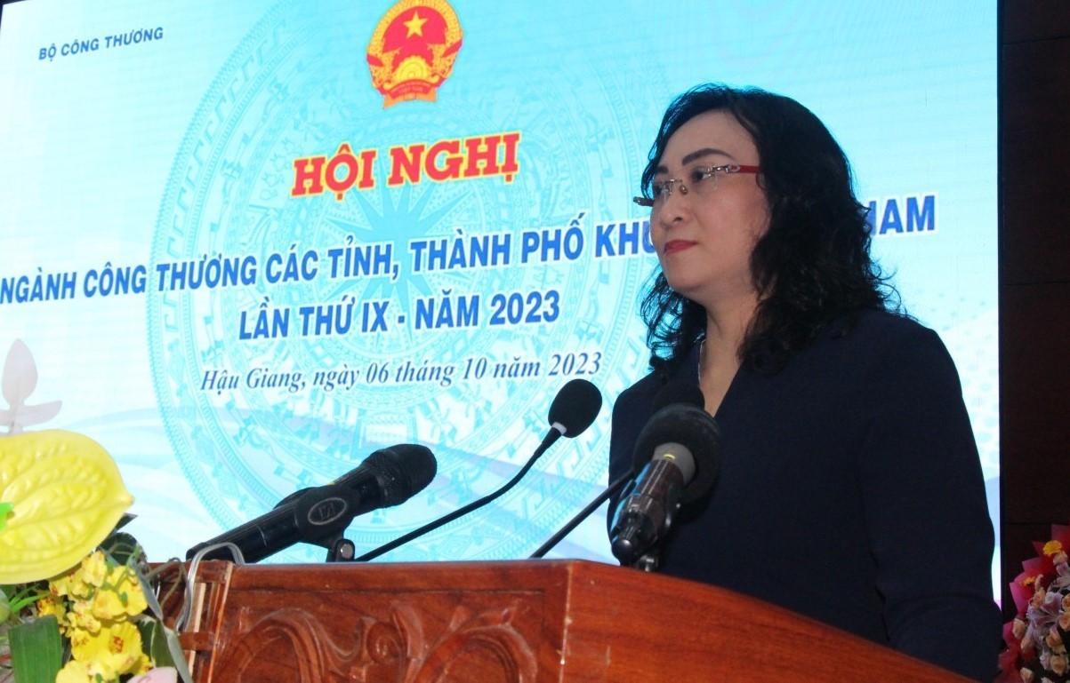 Deputy Minister of Industry and Trade Phan Thi Thang addresses the ninth conference of the industry and trade sector of southern provinces and cities, October 6, Hau Giang Province