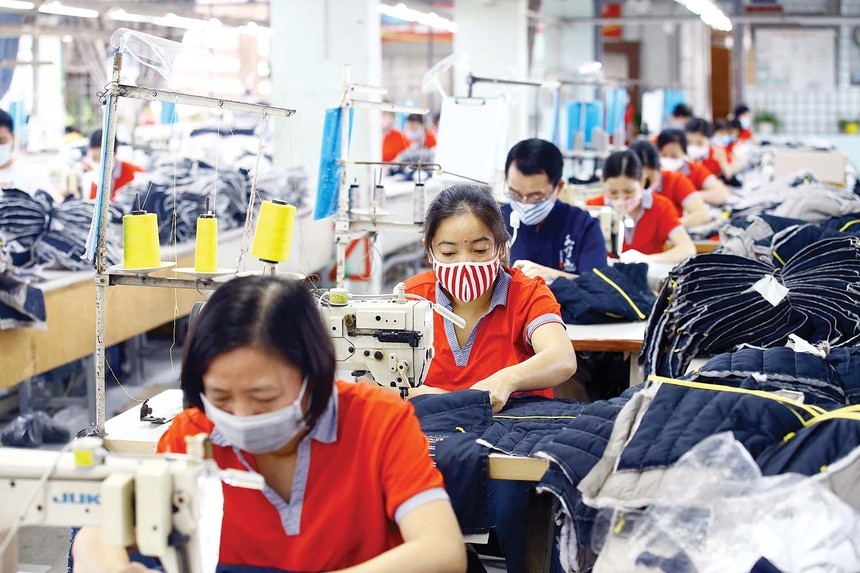 Garment-textile businesses have undergone significant changes but they have made efforts to diversify their export products with 36 items this year. (Photo: VNA)