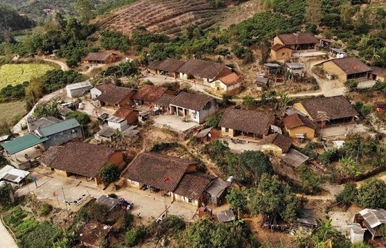 Nùng ethnic hamlet attracts tourists with traditional rammed earth houses