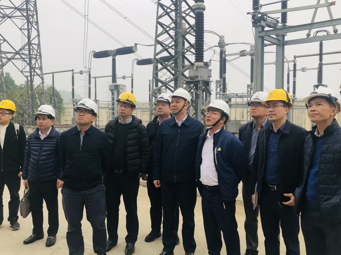 The Electricity Regulatory Authority of Vietnam’s working group at the 500kV Hoa Binh Transformer Station
