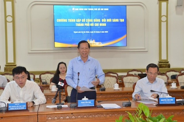 Phan Văn Mãi (standing), chairman of the municipal People’s Committee, speaks at a meeting on Thursday with the start-up and innovation community in HCM City. VNA/VNS Photo