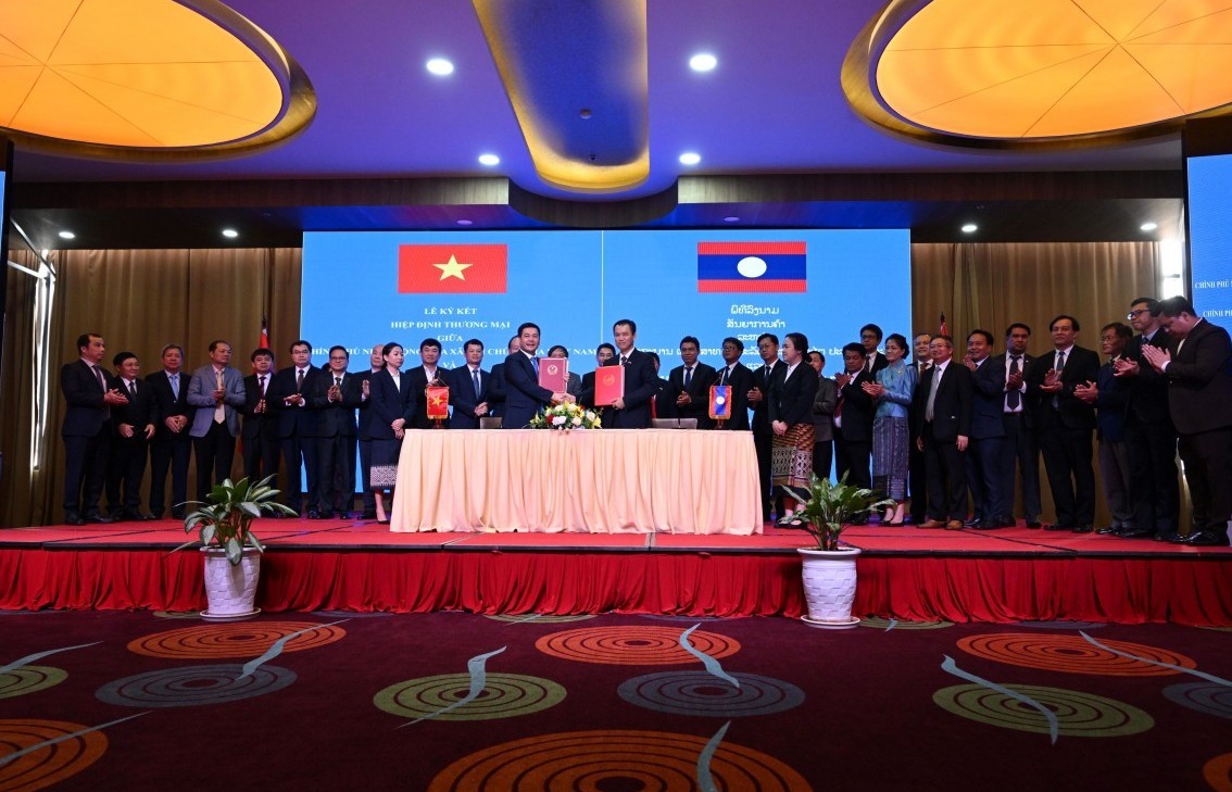 New Vietnam-Laos Trade Agreement officially signed