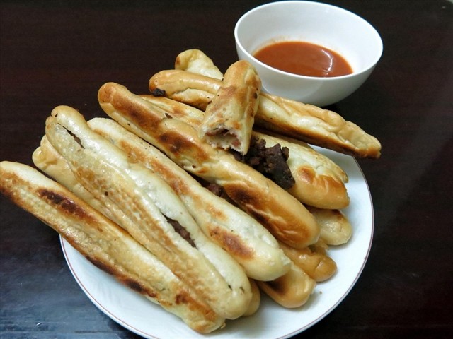 Bánh mỳ que (breadstick) is popular among young people. — VNA/VNS Photo Phạm Hậu