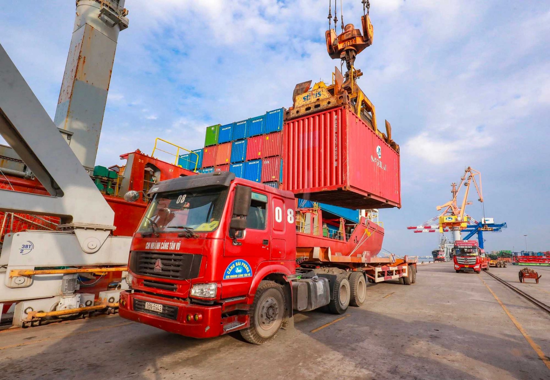 Import and export activities have been bustling since the early days of 2024, forecasting a year of recovery and growth - photo: tapchicongthuong.vn