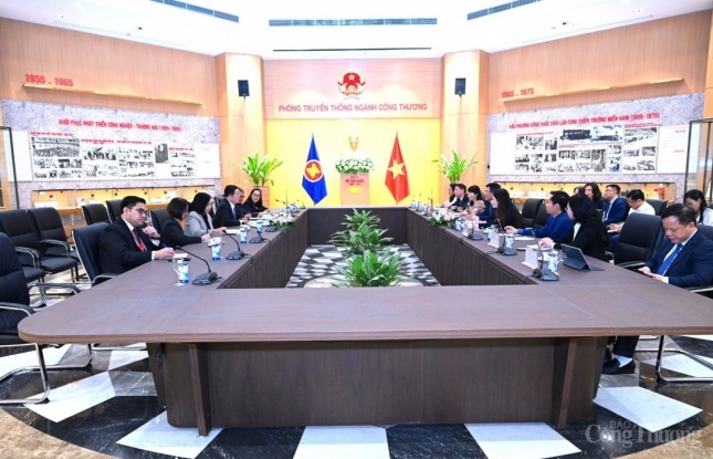 Vietnam supports ASEAN’s relations with new, potential partners: MoIT leader