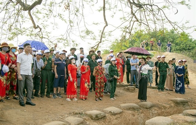 tourists come in great numbers to dien bien phu