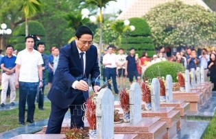 PM offers incense to fallen soldiers in Điện Biên Phủ
