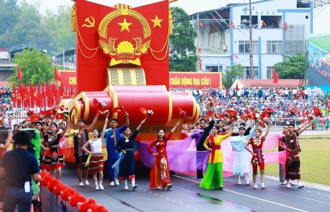 Grand ceremony, parade mark 70th anniversary of Dien Bien Phu Victory