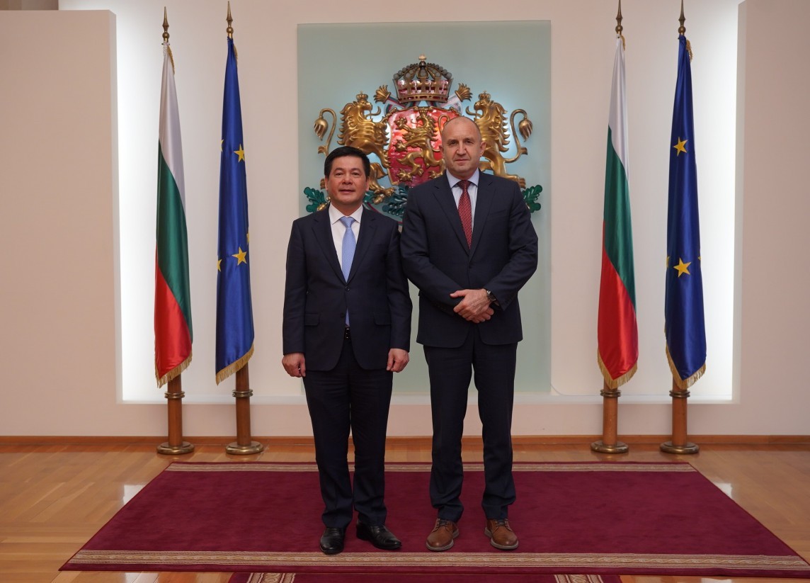Minister Nguyen Hong Dien and Bulgarian President Rumen Radev