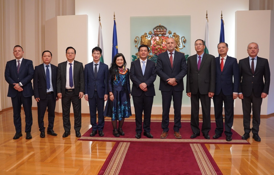 President Rumen Radev in a commemorative photo with Minister Nguyen Hong Dien and members of the Vietnamese Ministry of Industry and Trade’s delegation