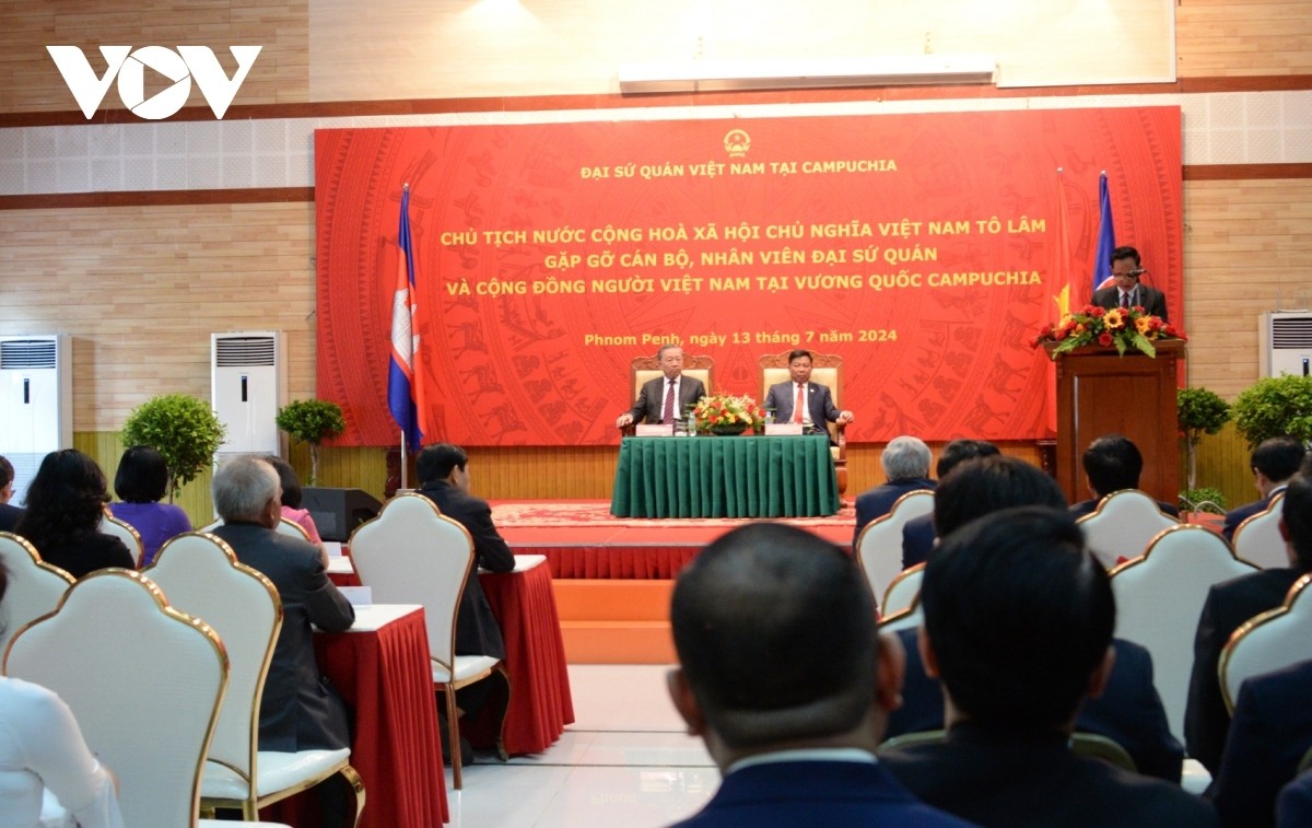 President To Lam meets with representatives of Vietnamese representative agencies and the Vietnamese community in Cambodia.