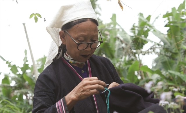 A Dao Tiền woman embroiders patterns on her scarf. — VNS Photo Lê Việt Dũng