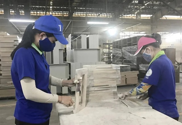 Workers make wood furniture for export in Bình Dương Province. Export of wood and wood products is forecast to rise during the rest of this year.— Photo nongnghiep.vn