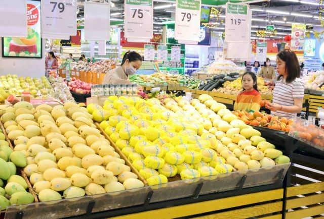 Consumers at a supermarket in Hà Nội. The consumer price index (CPI) rose 0.48 per cent in July on rising domestic petrol prices, higher demand for electricity and higher health insurance premiums. — VNA/VNS Photo Trần Việt