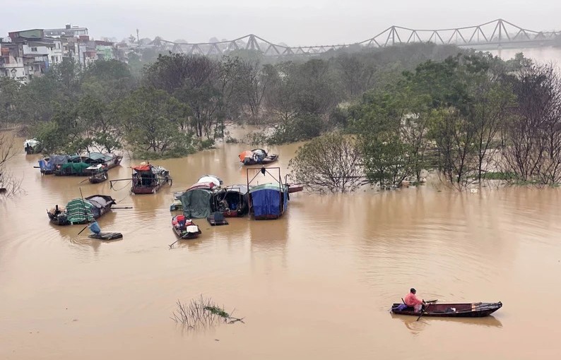 Red River flood levels surpass alert level 2, threatening vulnerable dikes in Hanoi