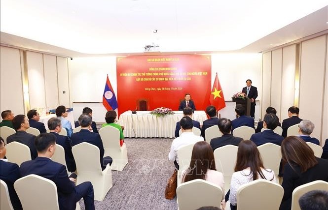 PM works with Vietnamese representative agencies in Laos