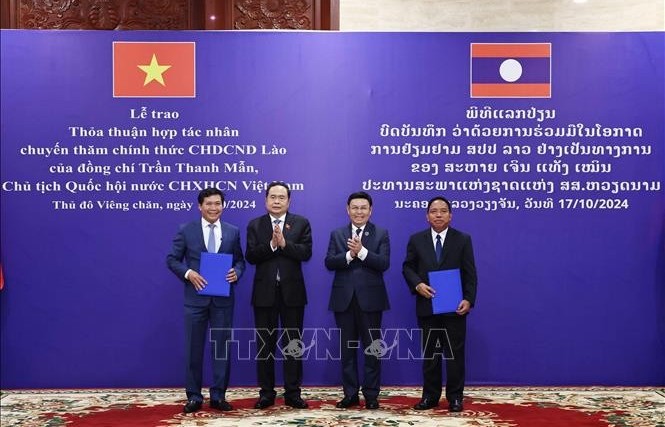 Vietnamese, Lao top legislators hold talks