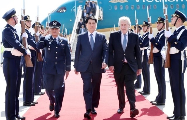 State President arrives in Santiago, beginning official visit to Chile