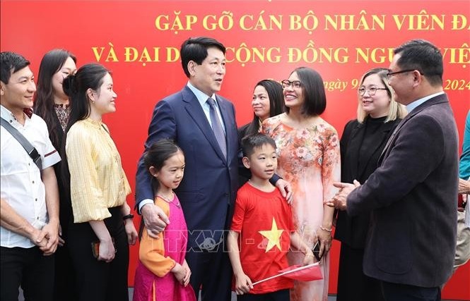 State President meets with Vietnamese community in Chile