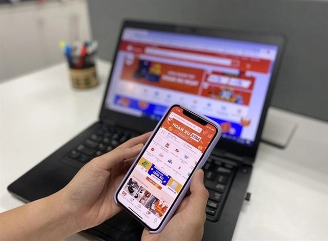 A person shopping online via an e-commerce platform. — Photo nld.com.vn