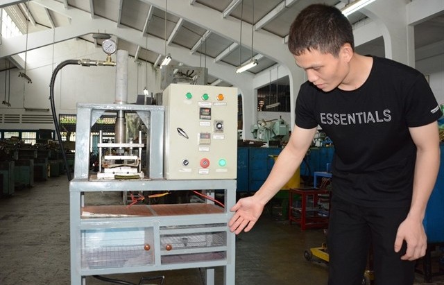 Students invent eco-friendly material press machine to replace plastic products