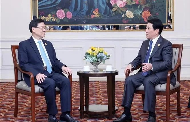 State President meets with Chief Executive of Hong Kong (China)