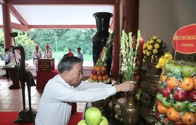 Party leader offers incense in memory of late President Hồ Chí Minh in Cà Mau