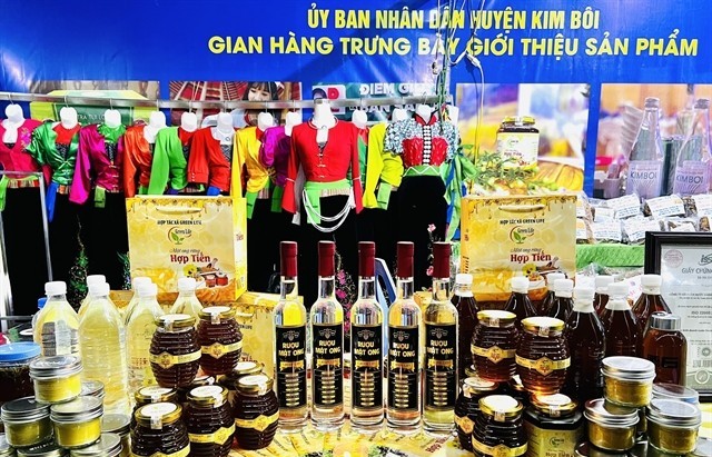 Hòa Bình honey awaits reactions from UK