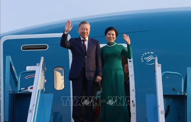 Party chief and his spouse set off for official visit to Malaysia