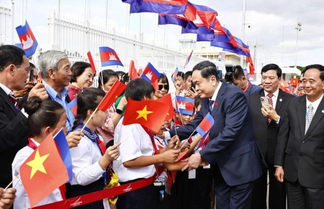 Top legislator starts official visit to Cambodia