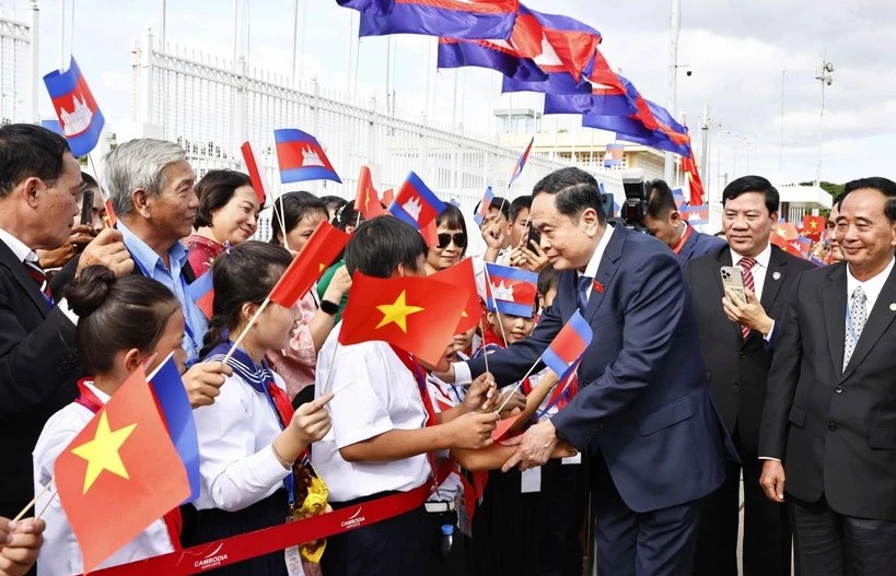 Top legislator starts official visit to Cambodia