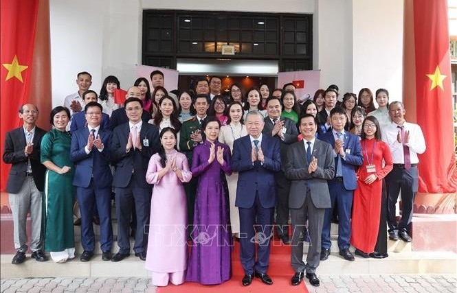 Party chief visits embassy, meets with Vietnamese community in Malaysia