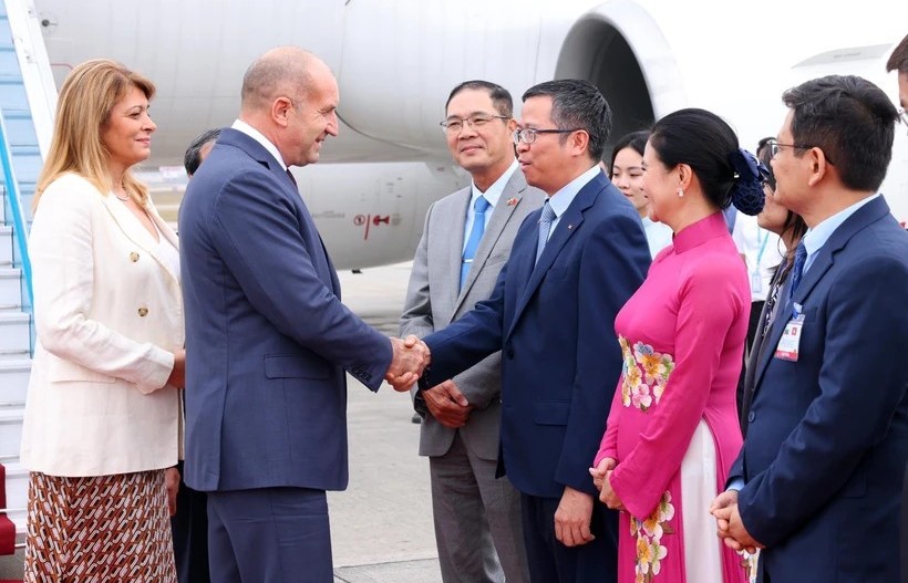 Bulgarian President arrives in Hanoi, begins official trip