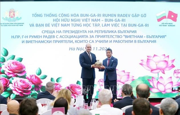 Bulgarian President Rumen Radev meets with Vietnamese friends