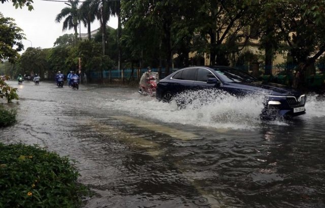 Prolonged rainfall and landslides disrupt life in central region