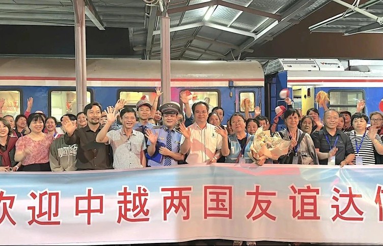 Vietnam welcomes first group of 400 Chinese tourists on charter train