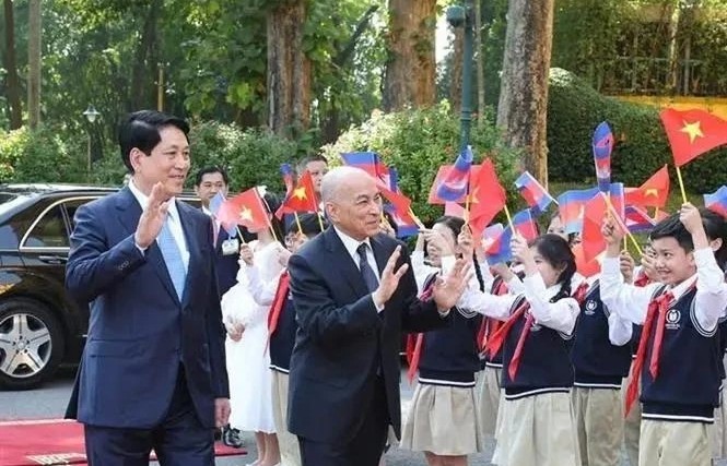 State President hosts welcome ceremony for Cambodian King