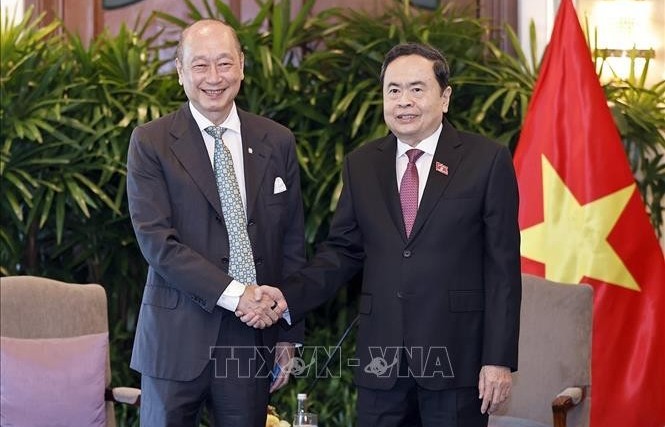 Top legislator receives United Overseas Bank leader in Singapore