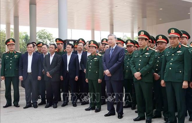 Party chief visits Vietnam Military History Museum