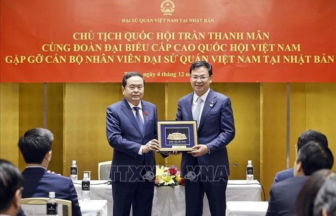 NA Chairman meets Vietnamese embassy staff in Japan