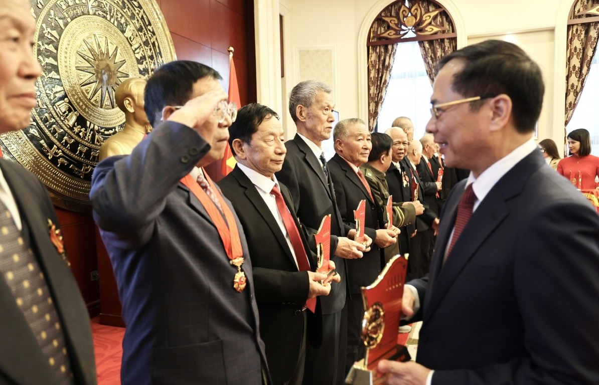 Vietnam honours Chinese war veterans, experts in Beijing gathering