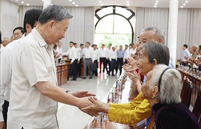 Party leader visits Heroic Mothers, revolution contributors in Dong Thap