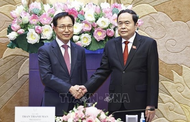 Top legislator receives Samsung Vietnam