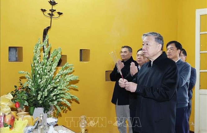 Party chief pays tribute to President Ho Chi Minh at House 67